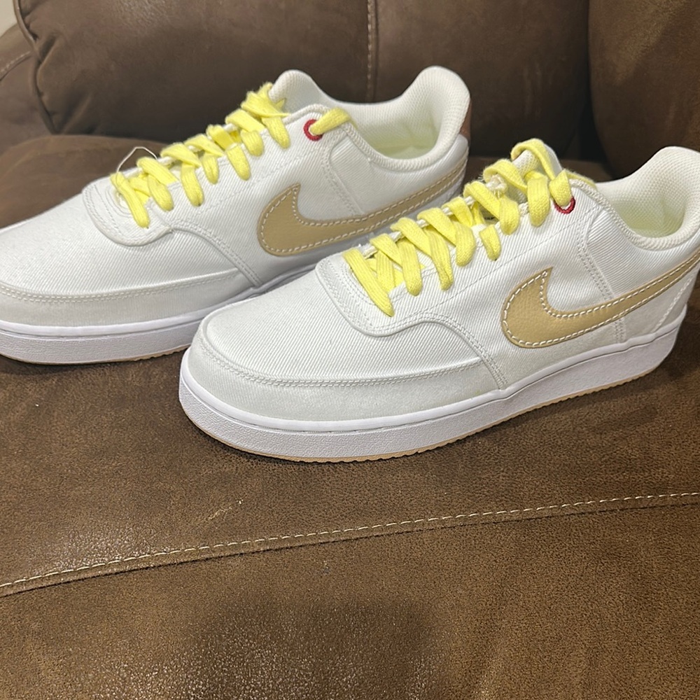 New with tags. Nike Men’s Size 9 Court Vision lo Canvas